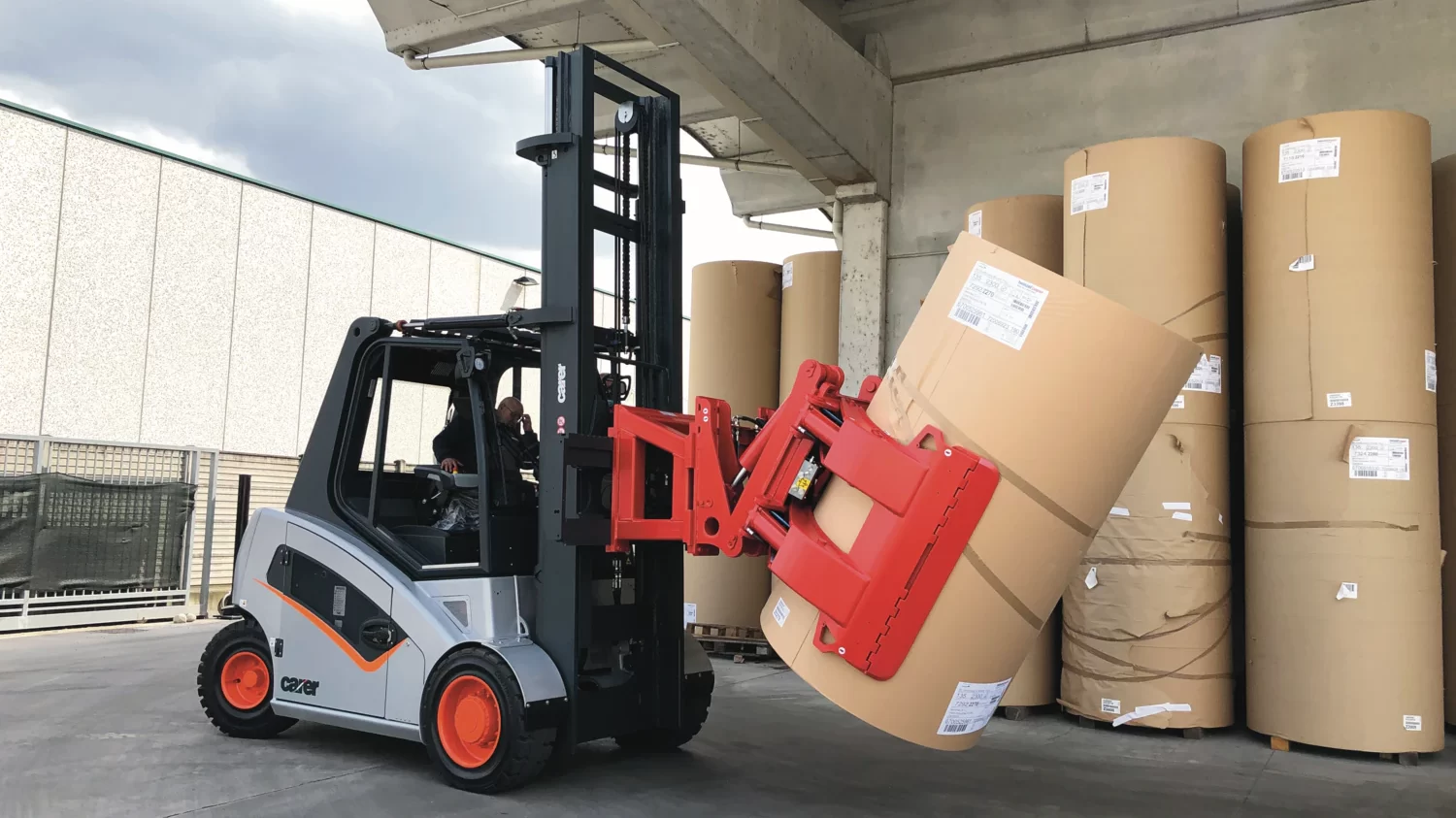 Carer A80X handling paper rolls with precision, power and zero emissions.