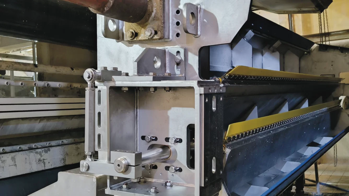 Complete Polimek double doctoring system for press section.